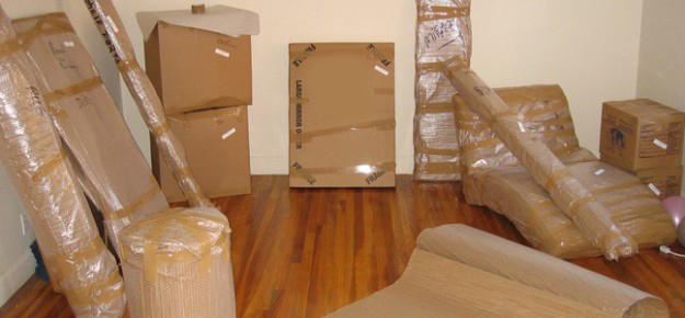 Упаковка мебели в коробки при переезде